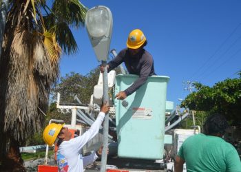 CONTINÚA REPARACIÓN Y COLOCACIÓN DE LUMINARIAS EN ISLA MUJERES