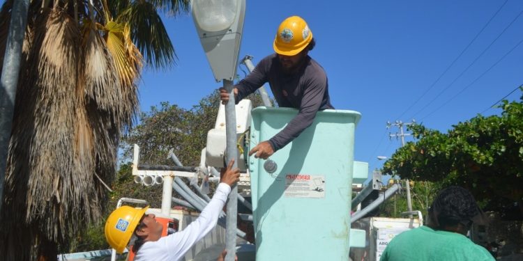 CONTINÚA REPARACIÓN Y COLOCACIÓN DE LUMINARIAS EN ISLA MUJERES
