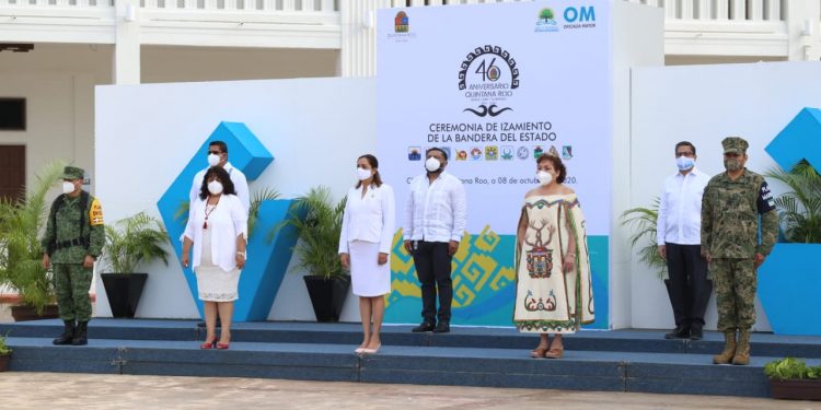 SE IZA LA BANDERA DE QUINTANA ROO EN OCASIÓN DEL 46 ANIVERSARIO COMO ESTADO LIBRE Y SOBERANO