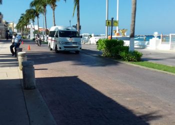 AUTORIZAN QUE SE ESTACIONEN VEHÍCULOS EN EL MALECÓN DE COZUMEL PERO SÓLO DEL LADO DE LOS COMERCIOS