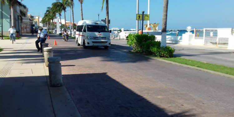 AUTORIZAN QUE SE ESTACIONEN VEHÍCULOS EN EL MALECÓN DE COZUMEL PERO SÓLO DEL LADO DE LOS COMERCIOS