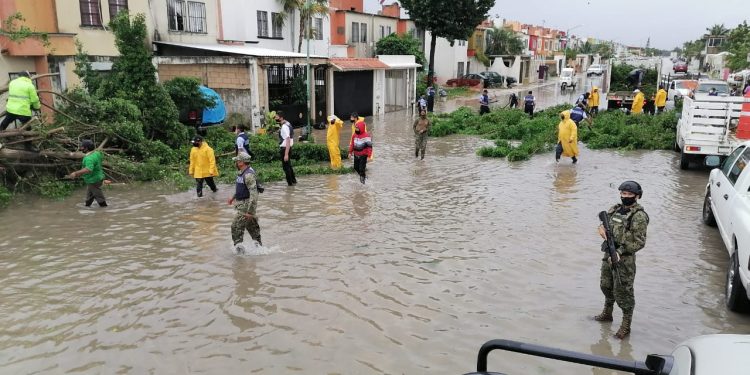 PERSONAL NAVAL APOYA A LA POBLACIÓN DE ISLA MUJERES Y CANCÚN DURANTE EL PASO DE LA TORMENTA TROPICAL “GAMMA”