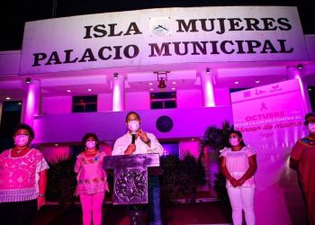 REALIZAN EL “ENCENDIDO ROSA” DEL PALACIO MUNICIPAL DE ISLA MUJERES