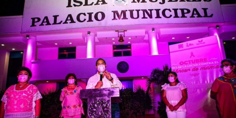 REALIZAN EL “ENCENDIDO ROSA” DEL PALACIO MUNICIPAL DE ISLA MUJERES