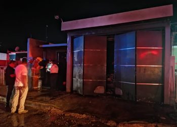 INCENDIAN VEHÍCULO EN UN DOMICILIO DE LAS AMÉRICAS I