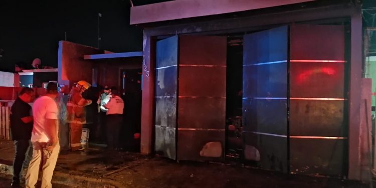 INCENDIAN VEHÍCULO EN UN DOMICILIO DE LAS AMÉRICAS I