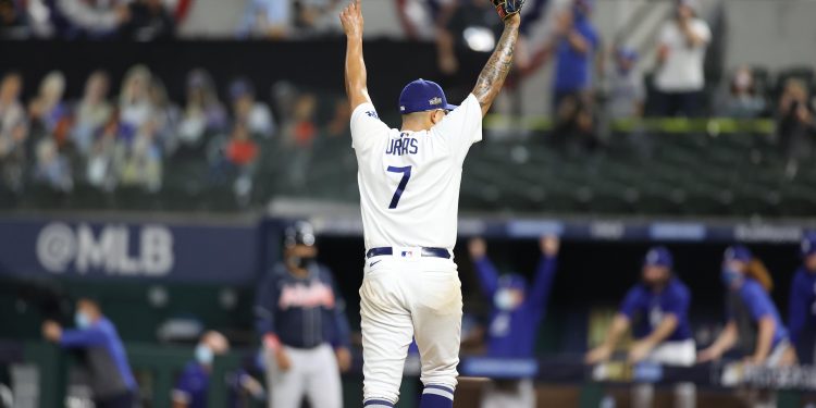 DEL BRAZO DE URIAS, DODGERS VAN A LA SERIE MUNDIAL