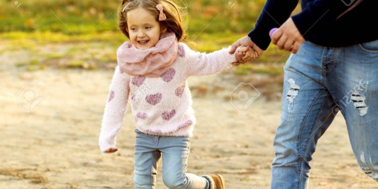 HOMBRE VA POR SU HIJA A LA GUARDERÍA Y SE LLEVA A OTRA NIÑA