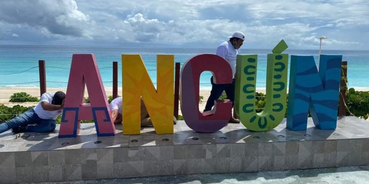RETIRAN LETRAS DEL PARADOR TURÍSTICO DE PLAYA DELFINES