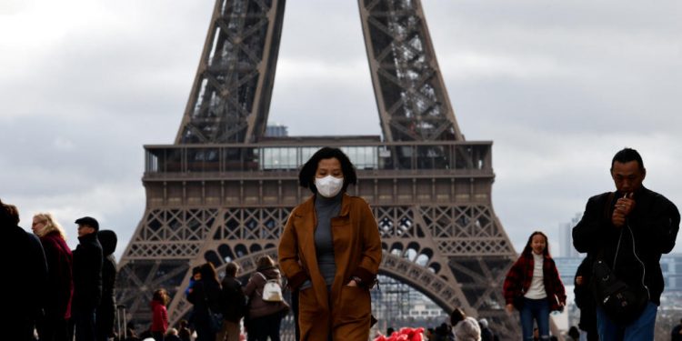 FRANCIA APLICA TOQUE DE QUEDA POR COVID-19; ESTA MEDIDA AFECTARÁ A 46 MILLONES DE PERSONAS