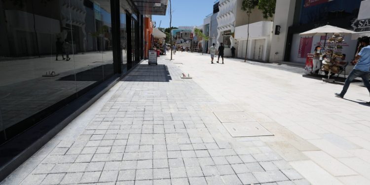 AVANZAN OBRAS DE REMODELACIÓN DE LA 5TA AVENIDA A PESAR DEL MAL TIEMPO