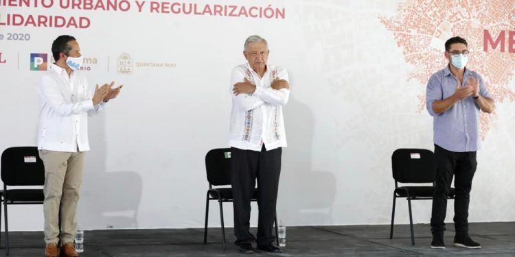 HACE RECUENTO CARLOS JOAQUÍN EN GIRA DE AMLO POR LOS DESASTRES QUE NO HAN DOBLEGADO A QROO