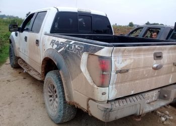 ENCUENTRAN VEHÍCULOS Y ARTEFACTOS PARA DESCARGAR LA AVIONETA ASEGURADA CON DROGA