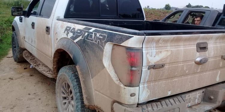 ENCUENTRAN VEHÍCULOS Y ARTEFACTOS PARA DESCARGAR LA AVIONETA ASEGURADA CON DROGA