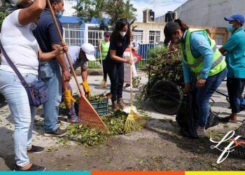 SE SUMA LAURA FERNÁNDEZ A LA LIMPIEZA DE CALLES