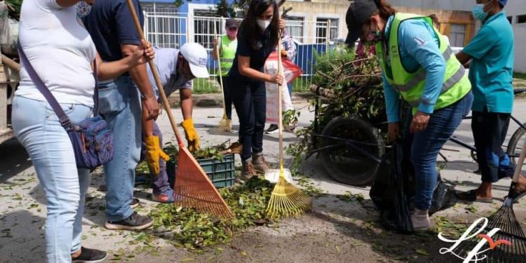 SE SUMA LAURA FERNÁNDEZ A LA LIMPIEZA DE CALLES