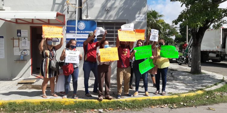 REALIZAN MANIFESTACIÓN EN EL JUZGADO DE DISTRITO POR DISPUTA DE LA PATRIA POTESTAD DE UN MENOR