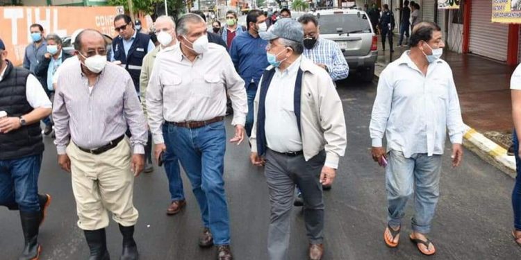 SE AUSENTA PRESIDENTE MUNICIPAL EN GIRA DEL GOBERNADOR POR ZONAS INUNDADAS DE VILLAHERMOSA
