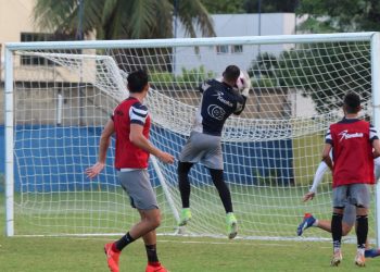 «TODOS ESTAMOS COMPROMETIDOS EN DEFENDER Y ATACAR, LA PRUEBA ES QUE SUMAMOS TRES JUEGOS SIN RECIBIR GOL»