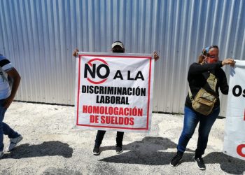 MANIFESTANTES SE HACEN PRESENTE EN ACTO DE AMLO