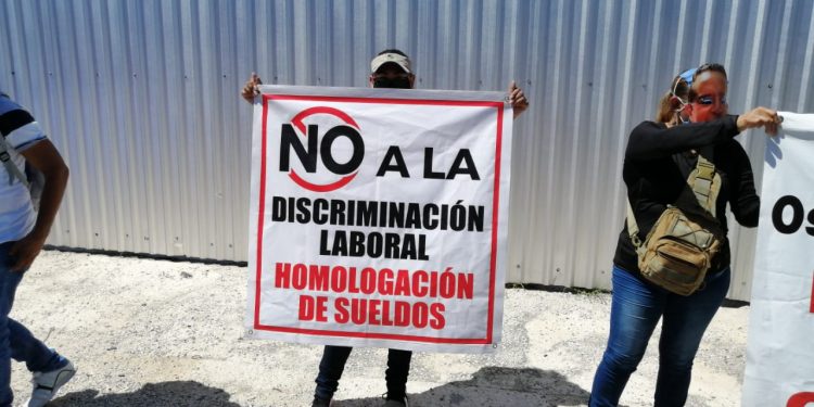 MANIFESTANTES SE HACEN PRESENTE EN ACTO DE AMLO