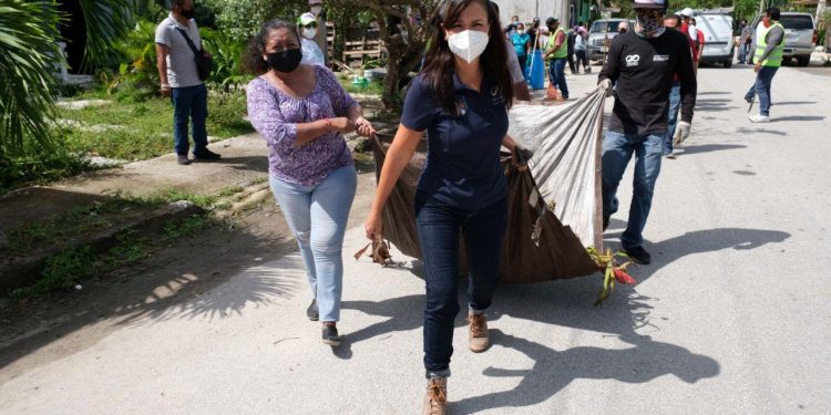 SUPERVISA LAURA FERNÁNDEZ LABORES DE LIMPIEZA Y RECUPERACIÓN DE LA IMAGEN URBANA EN PUERTO MORELOS