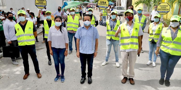 GORRAS AMARILLAS ACOMPAÑAN EN RECORRIDO AL GOBERNADOR CARLOS JOAQUÍN