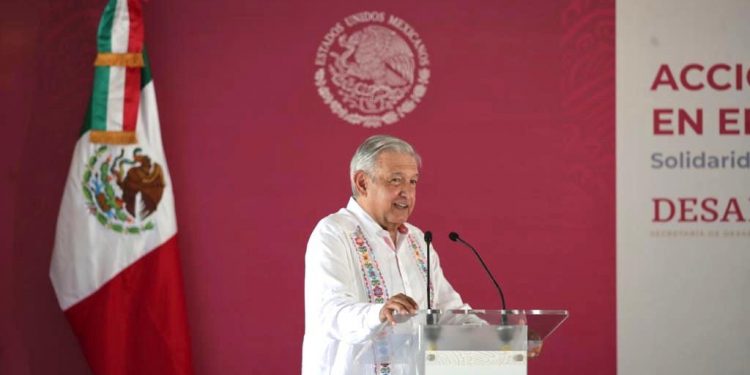 DA ESPALDARAZO LÓPEZ OBRADOR A LAURA BERISTAIN Y A CARLOS JOAQUÍN