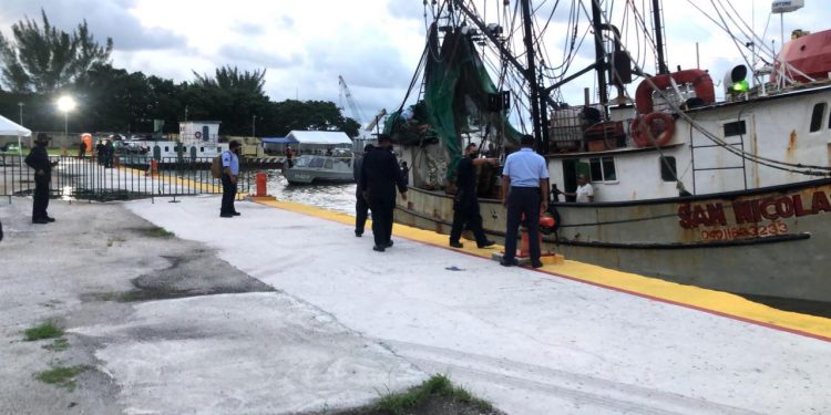 LA SECRETARÍA DE MARINA-ARMADA DE MÉXICO ASEGURA EMBARCACIÓN CON APROXIMADAMENTE 36 MIL 340 LITROS DE HIDROCARBURO