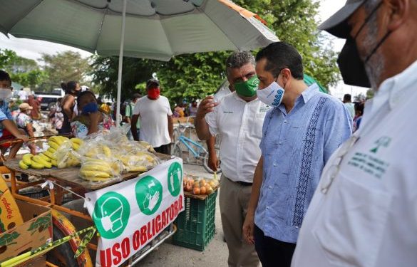 CARLOS JOAQUÍN INVITA A TIANGUISTAS DE CANCÚN A NO BAJAR LA GUARDIA