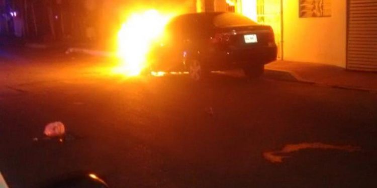 UBICAN A RESPONSABLES DE QUEMA DE VEHÍCULOS EN CHETUMAL