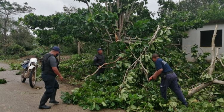 SEGURIDAD PÚBLICA DE LÁZARO CÁRDENAS BRINDÓ APOYO A LA POBLACIÓN TRAS EL PASO DE “DELTA”