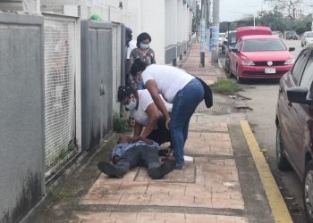 SE DESPLOMA PERSONA EN LA PUERTA DE LA CLÍNICA DEL ISSSTE Y NO LE BRINDAN AYUDA