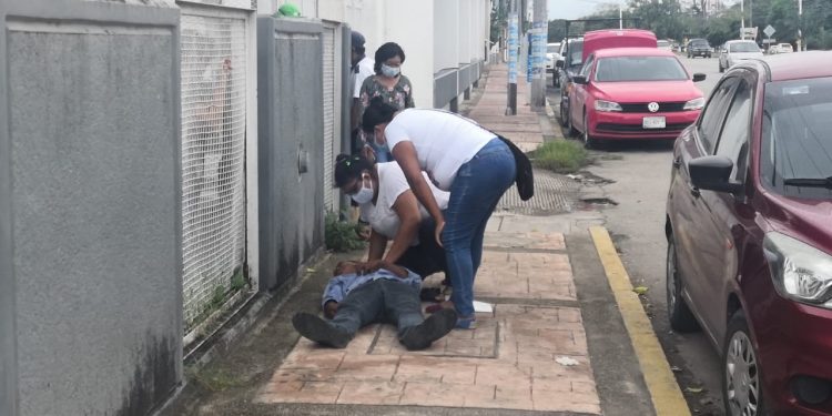 SE DESPLOMA PERSONA EN LA PUERTA DE LA CLÍNICA DEL ISSSTE Y NO LE BRINDAN AYUDA