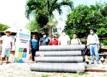 PARA REACTIVAR LA ECONOMÍA EN EL CAMPO, LA SEDARPE ENTREGÓ A PRODUCTORES DE BENITO JUÁREZ, ROLLOS DE ALAMBRE DE MALLA PARA GALLINERO