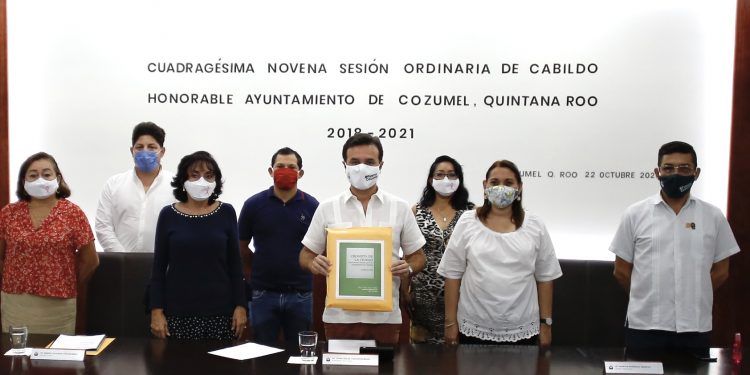 DESIGNAN AL HISTORIADOR VEUDI VIVAS VALDÉS COMO CRONISTA DE COZUMEL