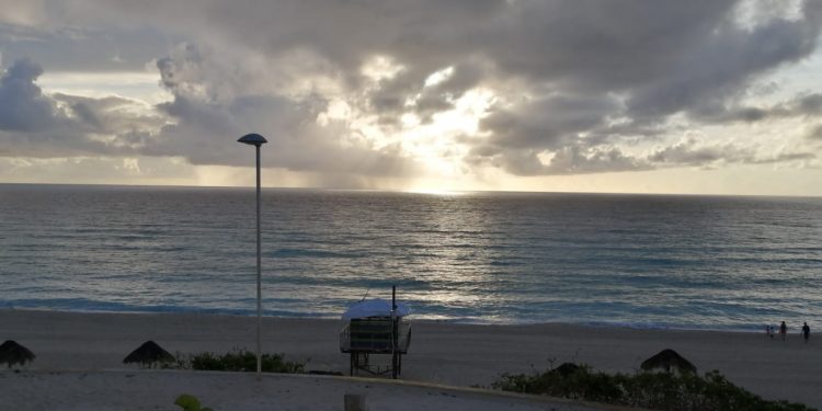 COMIENZAN A REABRIR LAS PLAYAS DE CANCÚN