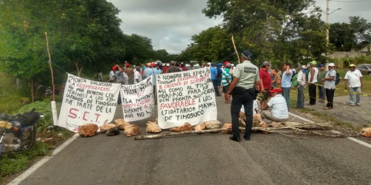 EJIDATARIOS DE TIHOSUCO BLOQUEAN POR 2DA OCASIÓN LA CARRETERA FCP – VALLADOLID