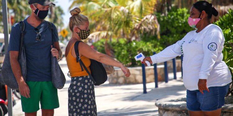 MANTIENEN PLAYAS DE ISLA MUJERES, PROTOCOLOS CONTRA EL CORONAVIRUS