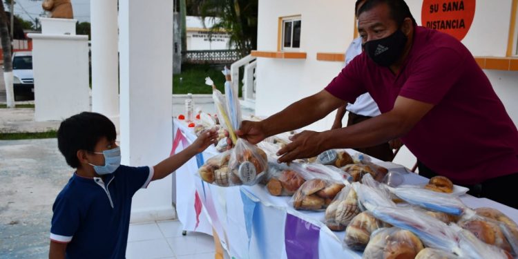 FOMENTAN HANAL PIXÁN ENTRE NIÑOS Y ADULTOS MAYORES