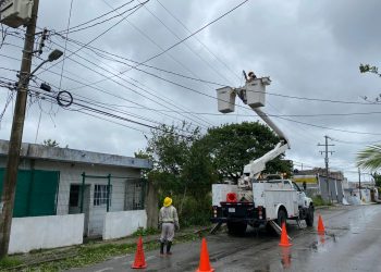 CFE RESTABLECE EL 35 % DE ENERGÍA DE LOS USUARIOS AFECTADOS POR DELTA EN QROO Y YUCATÁN