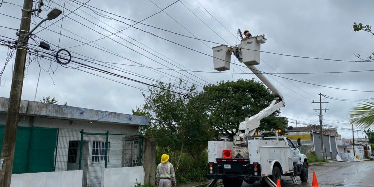 CFE RESTABLECE EL 35 % DE ENERGÍA DE LOS USUARIOS AFECTADOS POR DELTA EN QROO Y YUCATÁN