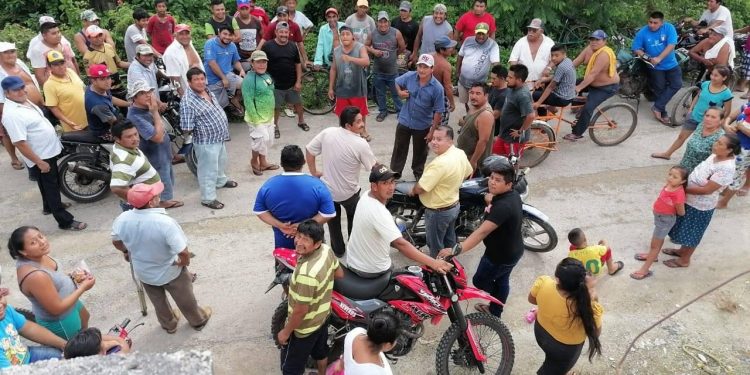 BLOQUEAN TRAMO CARRETERO A CARRILLO POR INCUMPLIMIENTO DE PROMESA DE OBRA
