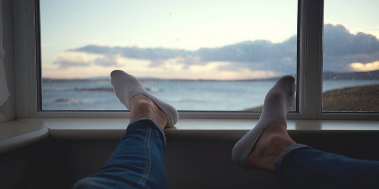 EXPERTOS DEL HOSPITAL HOUSTON METHODIST NOS EXPLICAN DIVERSAS RAZONES POR LAS CUALES ESTAR DESCALZOS EN CASA ES MÁS SALUDABLE QUE ANDAR CON ZAPATOS.