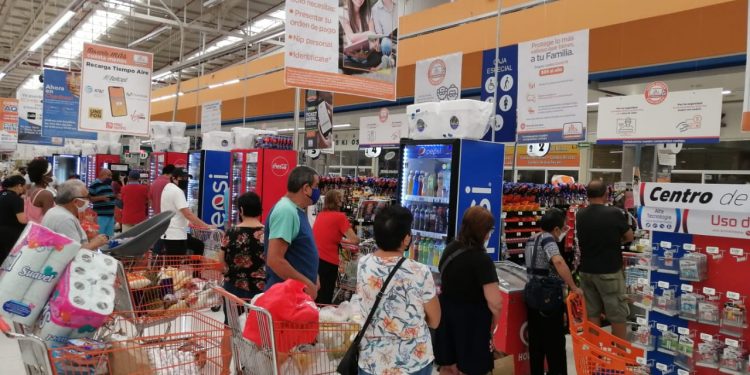 LARGAS FILAS PARA LA COMPRA DE VÍVERES, GAS Y GASOLINA EN CANCÚN