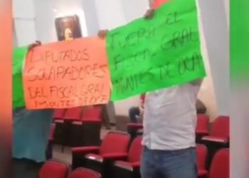 PIDEN RENUNCIA DE FISCAL