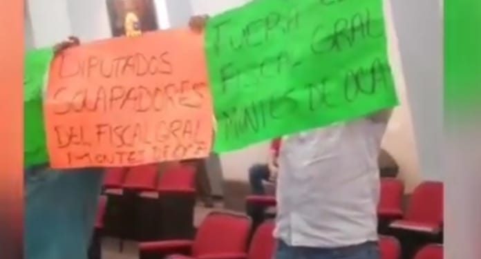 PIDEN RENUNCIA DE FISCAL