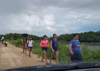 SUPERVISA EL PRESIDENTE MUNICIPAL DE LÁZARO CÁRDENAS, NIVARDO MENA VILLANUEVA EN COMPAÑÍA DE PARTE DE SU GABINETE, EL ORDEN EN LA EVACUACIÓN DE LA ISLA DE HOLBOX.