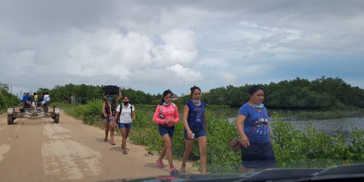 SUPERVISA EL PRESIDENTE MUNICIPAL DE LÁZARO CÁRDENAS, NIVARDO MENA VILLANUEVA EN COMPAÑÍA DE PARTE DE SU GABINETE, EL ORDEN EN LA EVACUACIÓN DE LA ISLA DE HOLBOX.