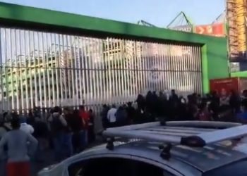 AFICIONADOS INGRESAN AL ESTADIO LEÓN Y CAUSAN DESTROZOS